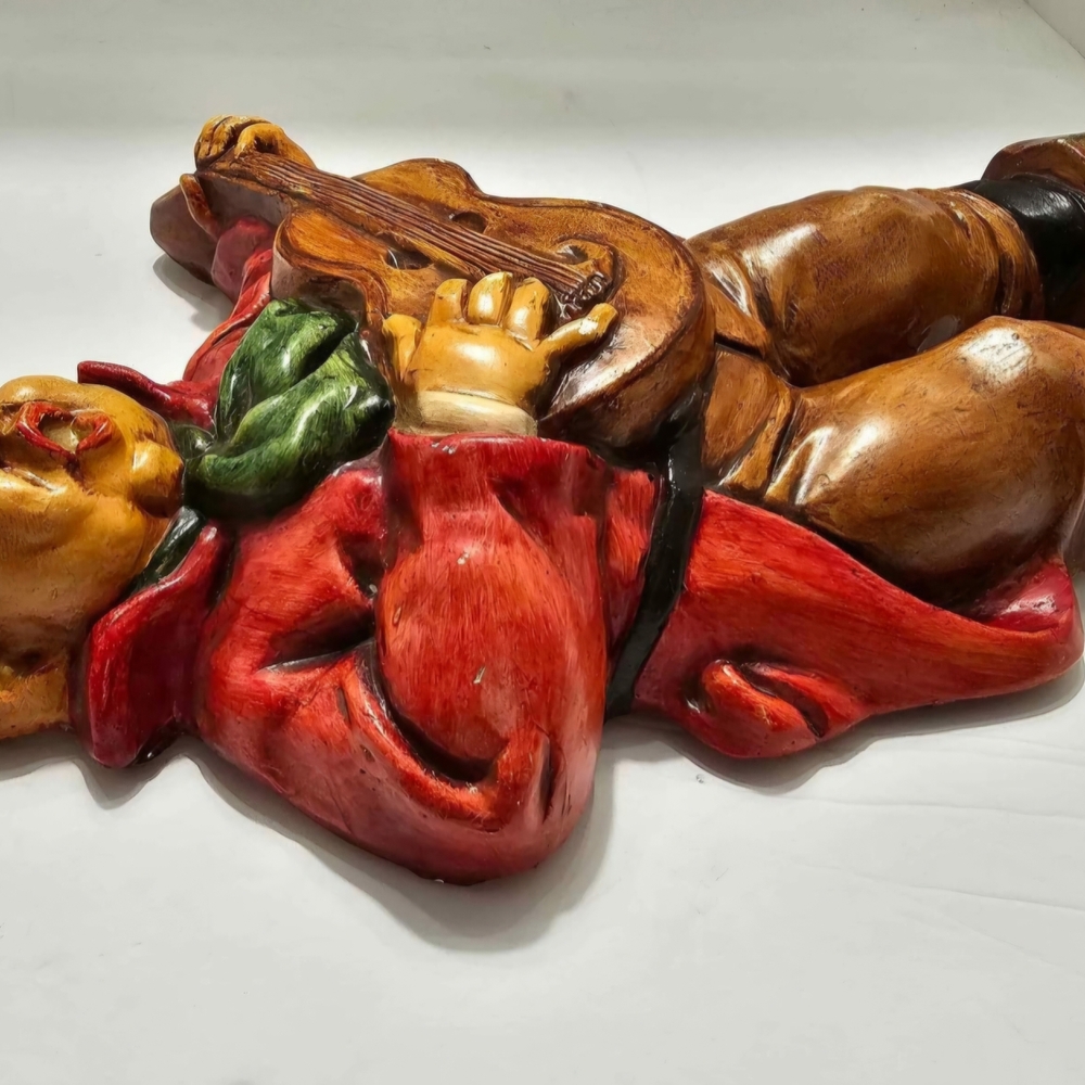 Charming "Very Old" Musician Figure Wall Hanging - Picture 10 of 10